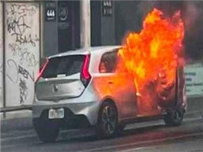 استرالي يحرق نفسه ويشعل سيارته 