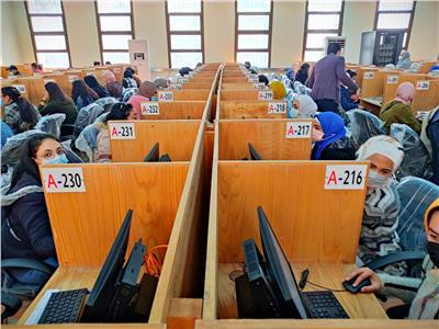 رئيس جامعة المنيا يتفقد الامتحانات الإلكترونية التجريبية لطلاب التمريض