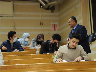 نائب رئيس جامعة عين شمس يتفقد سير امتحانات كلية الصيدلة  