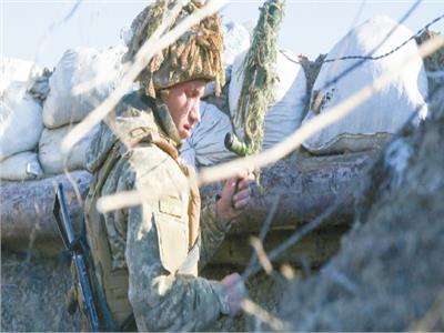 جندى أوكرانى على الحدود مع روسيا 