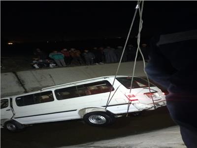  انتشال سيارة ميكروباص سقطت في ترعة في بني سويف