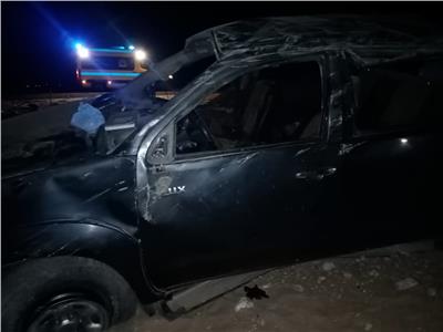 اصابة اثنين في انقلاب سيارة شرطة على الطريق الصحراوي الغربي بقنا