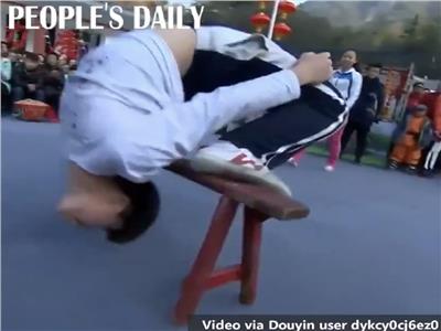 شاب صيني يمارس تمارين رياضية «مستحيلة»