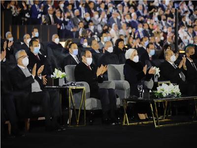 الرئيس السيسي وقرينته خلال حفل ختام منتدى شباب العالم