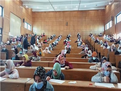٩٢١٣ طالب يؤدون أعمال الإمتحانات اليوم بجامعة دمنهور