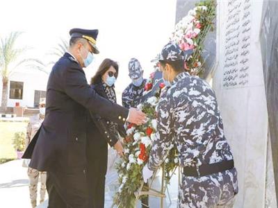 د.منال عوض محافظ دمياط ومدير الأمن يضعان إكليل الزهور على قبر الجندى المجهول
