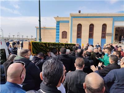 وصول جثمان الكاتب الصحفي ياسر رزق لمسجد المشير طنطاوي 