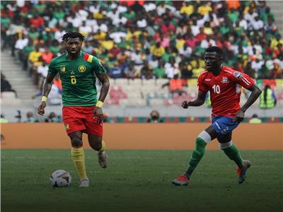 صورة من مباراة الكاميرون وجامبيا