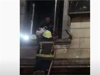 لحظة انقاذ طفل رضيع من داخل حريق بجوار مسجد الحسين