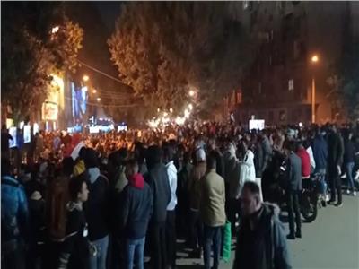 اهالى ميت عقبة يتابعون الوقت الاضافى لمبارة المنتخب المصري| فيديو 
