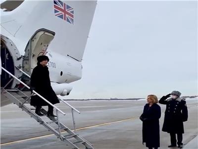 وزيرة الخارجية البريطانية أثناء مغادرة طائرتها في مكار موسكو