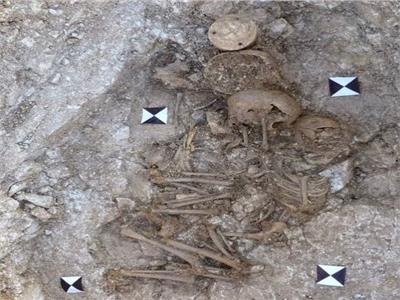 3 أطفال يحتضنون بعضهم البعض داخل قبر منذ 5000 عام