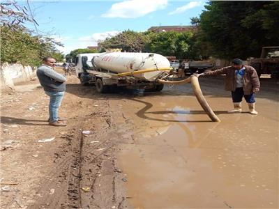  مجلس قروي أبو جرج بالمنيا يزيل مياه الأمطار و يمهد الطريق الرئيسية أمام المواطنين