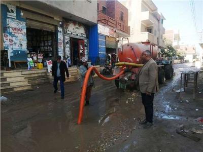  إستمرار شفط مياه الأمطار المتراكمة بالشوارع بالشرقية