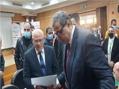 وزير القوى العاملة ومحافظ بورسعيد يوزعان 100 عقد عمل للعمالة الغير منتظمة ببورسعيد