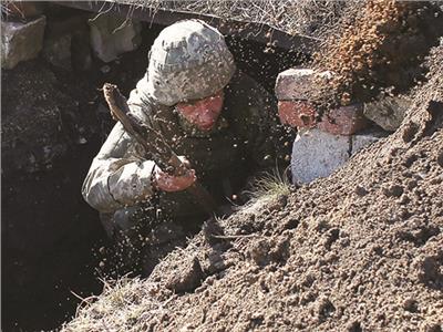 جندي أوكراني على الخطوط الأمامية للقتال ضد الانفصاليين المدعومين من روسيا 