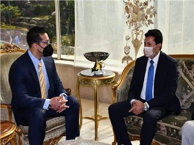 أحمد عبد اللطيف مع وزير الشباب والرياضة
