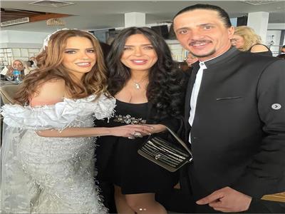 دينا مع دنيا عبدالعزيز وزوجها