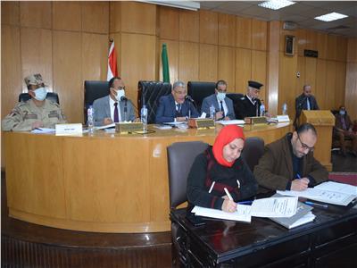 محافظ المنيا يتابع عددا من الملفات الهامة خلال اجتماع المجلس التنفيذي