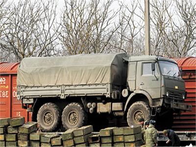 مركبات عسكرية روسية على منصات قطارات على بعد 50 كيلومترًا من حدود دونيتسك 