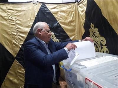 محافظ بورسعيد يدلي بصوتة في انتخابات نقابة المهندسين 
