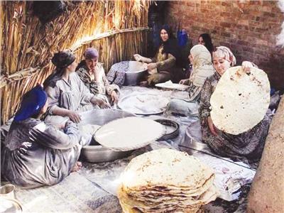 نساء فى قرية «ميت خافات» أثناء إعداد الخبز