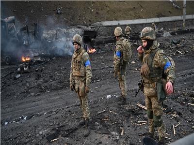 جنود أوكران في مواجهة الآليات الروسية