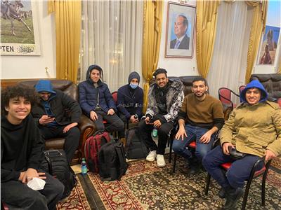 المصري الفائز بشخيصة العام بالنمسا يستقبل الطلاب النازحين من أوكرانيا	
