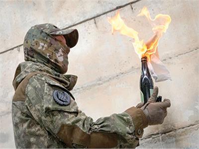 أوكرانى يشعل زجاجة مولوتوف فى أحد الشوارع 
