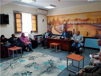 مدير" تعليمية نجع حمادي " يعقد اجتماعًا موسعًا لتوزيع معلمي الحصة الجدد