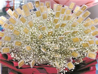 زهور مصنوعة من "قطع ذهبية"