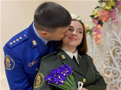 مجند ومجندة في أوكرانيا يحتفلان بزفافهما