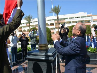 وزير التنمية المحلية يرفع العلم المصري على أرض طابا