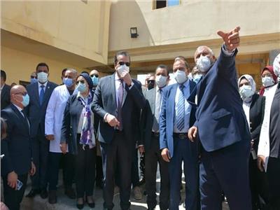 وزير التعليم العالي يتفقد مستشفى الخارجة التخصصي ومركز حسن حلمي