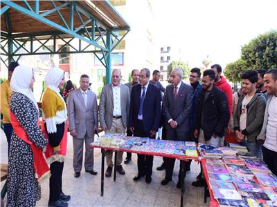 الدكتور مصطفى عبدالخالق رئيس جامعة سوهاج يتفقد معرض الكتاب