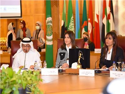 السفيرة نبيلة مكرم عبد الشهيد خلال تكريمها بجائزة المرأة العربية