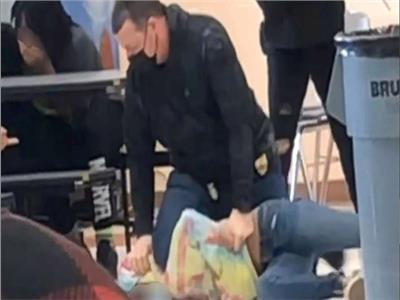الشرطي الأمريكي أثناء وضع ركبته علي رقبة الطفلة 