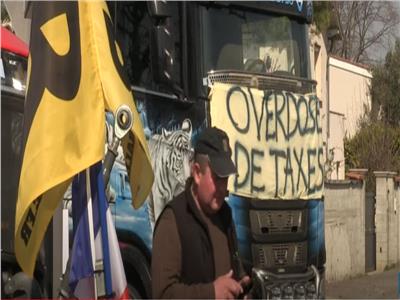 مزارعون وسائقو شاحنات يغلقون مصفاة بالقرب من ليون الفرنسية 