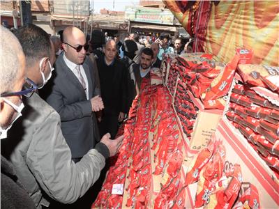 افتتح الدكتور محمد هاني غنيم محافظ بني سويف معرض بيع السلع الغذائية والاستهلاكية