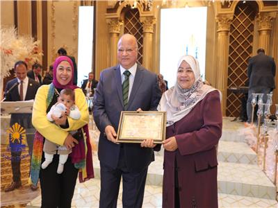 محافظ القاهرة خلال تكريم الأمهات المثاليات 