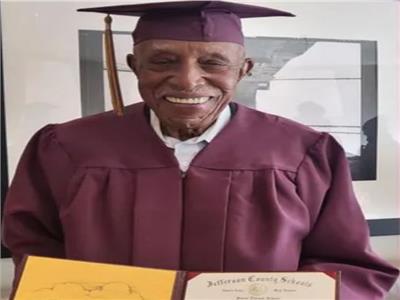 .أمريكي يحصل على الشهادة الثانوية في عمر 101 عاماً