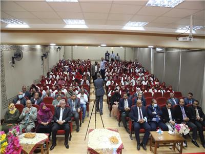  رئيس جامعة جنوب الوادي يفتتح قاعة المناقشات بكلية التربية