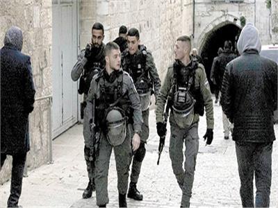 عناصر من الشرطة الإسرائيلية أثناء مداهمة إحدى البلدات الفلسطينية 