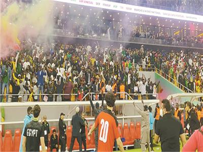 جماهير السنغال أثارت الشغب قبل وخلال وبعد المباراة وأشعة الليزر على وجه الشناوى