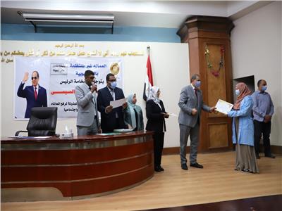 محمد سعفان وزير القوى العاملة خلال تسليمه عقود العمل لذوى الاحتياجات