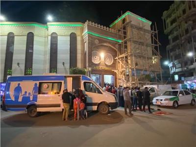 إنتشار سيارات وفرق تطعيم كورونا أمام المساجد 