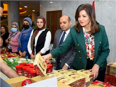 وزيرة الهجرة تشارك في تعبئة كراتين حملة "إفطار صائم"