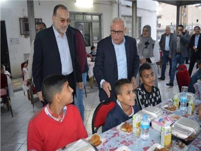 محافظ بورسعيد يشارك أطفال دور الأيتام 