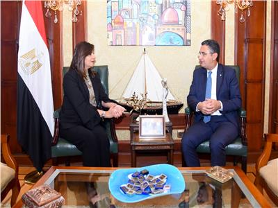 نبيلة مكرم  وزيرة الهجرة والدكتور شريف فاروق رئيس مجلس إدارة البريد المصري