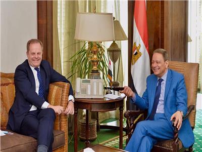 كرم جبر مع السفير البريطاني بالقاهرة